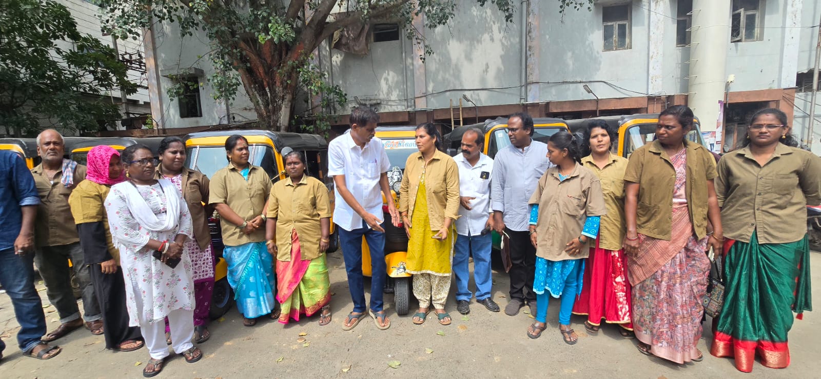 Read more about the article *சமூகச் செயற்பாட்டாளர் பி டி செல்வகுமாரின் கலப்பை மக்கள் இயக்கத்தின் 10-ம் ஆண்டு துவக்கவிழாவில் ஏழைப் பெண்கள் 10 பேருக்கு ஆட்டோக்கள் வழங்கி ஊக்குவிப்பு!*