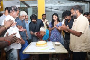 Read more about the article *கே.பி.ஜெகன் எழுத்து, இயக்கத்தில் உருவாகி வரும் “ரோஜா மல்லி கனகாம்பரம்”படத்தின்  படப்பிடிப்பு நிறைவு பெற்றது*