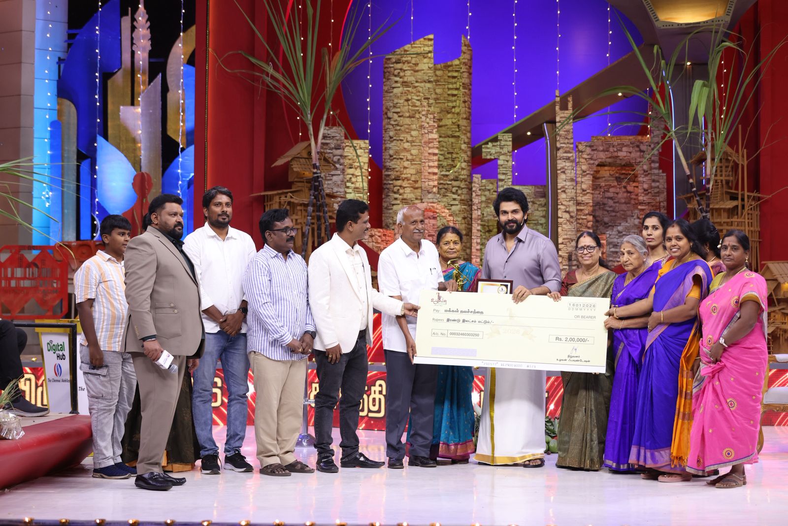 Read more about the article *உழவுக்காக உழைப்பவர்களை மேடையேற்றி விருது வழங்கி  கெளரவித்த நடிகர் கார்த்தி*…