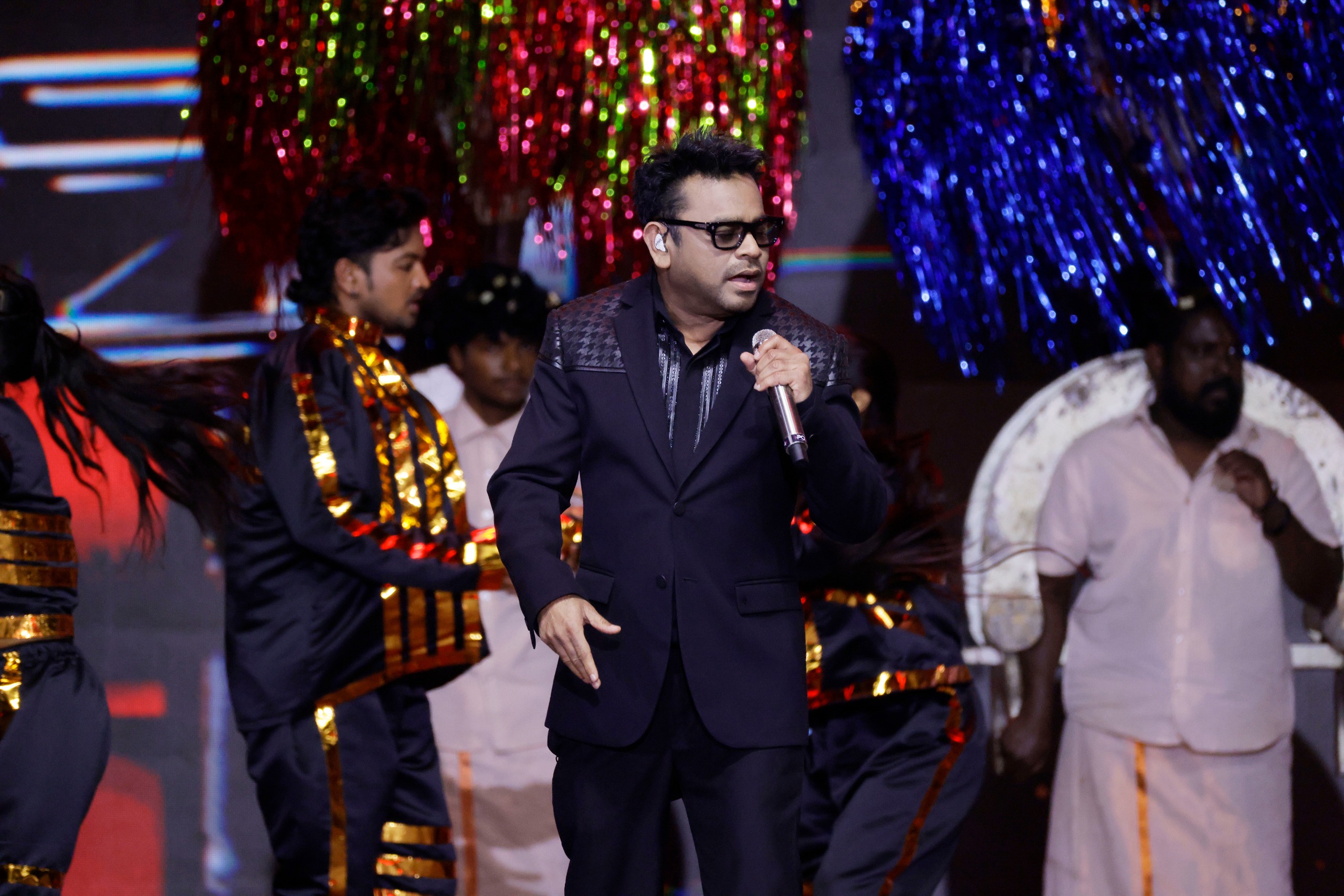 You are currently viewing *Moonwalk திரைப்படத்தின் ‘Yethu’ பாடலுக்கு ஆப்பிரிக்கன குழந்தைகளின் இசைக்குழு நடமாடி வீடியோ பதிவிட்ட நிலையில் அதற்கு ஏ.ஆர்.ரஹ்மான் கமெண்ட் செய்து தனது மகிழ்ச்சியை வெளிப்படுத்தியுள்ளார்.*