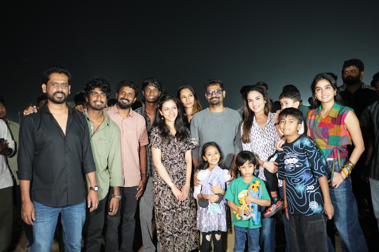 Read more about the article கடற்கரையில் கூடிய காதல் வானில் மின்னியது – ‘With Love’ ட்ரோன் நிகழ்ச்சி