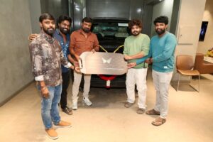 Read more about the article இயக்குநர் விக்னேஷ் கார்த்திக்கு சொகுசு கார் பரிசளித்த ‘ஹாட்ஸ்பாட் 2’ தயாரிப்பாளர்கள்