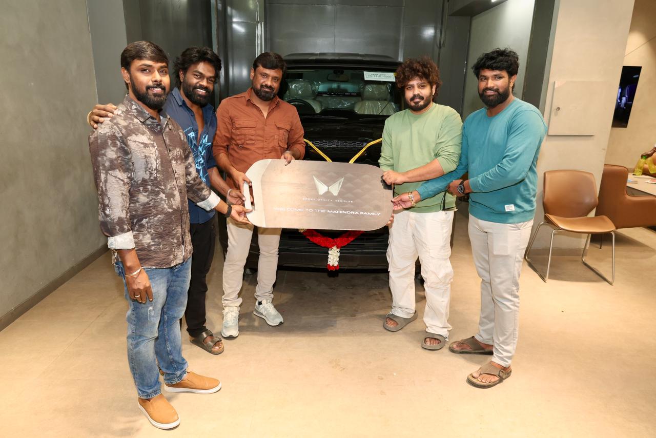 *இயக்குநர் விக்னேஷ் கார்த்திக்கு சொகுசு கார் பரிசளித்த ‘ஹாட்ஸ்பாட் 2’தயாரிப்பாளர்கள்*