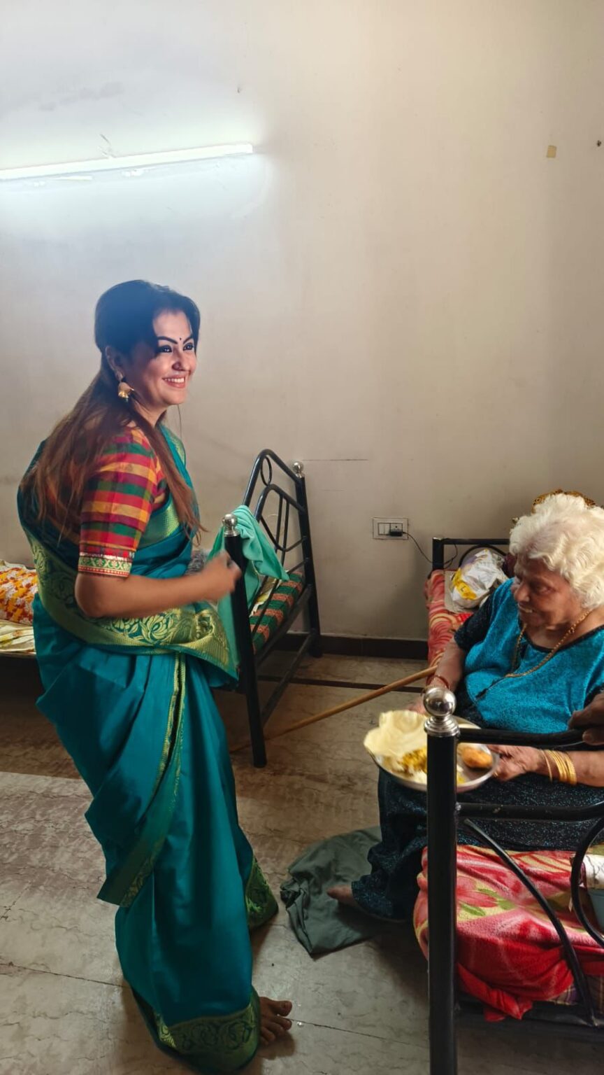 தனது பிறந்தநாளில் முதியோரிடம் ஆசிபெற்ற நடிகை சோனா!