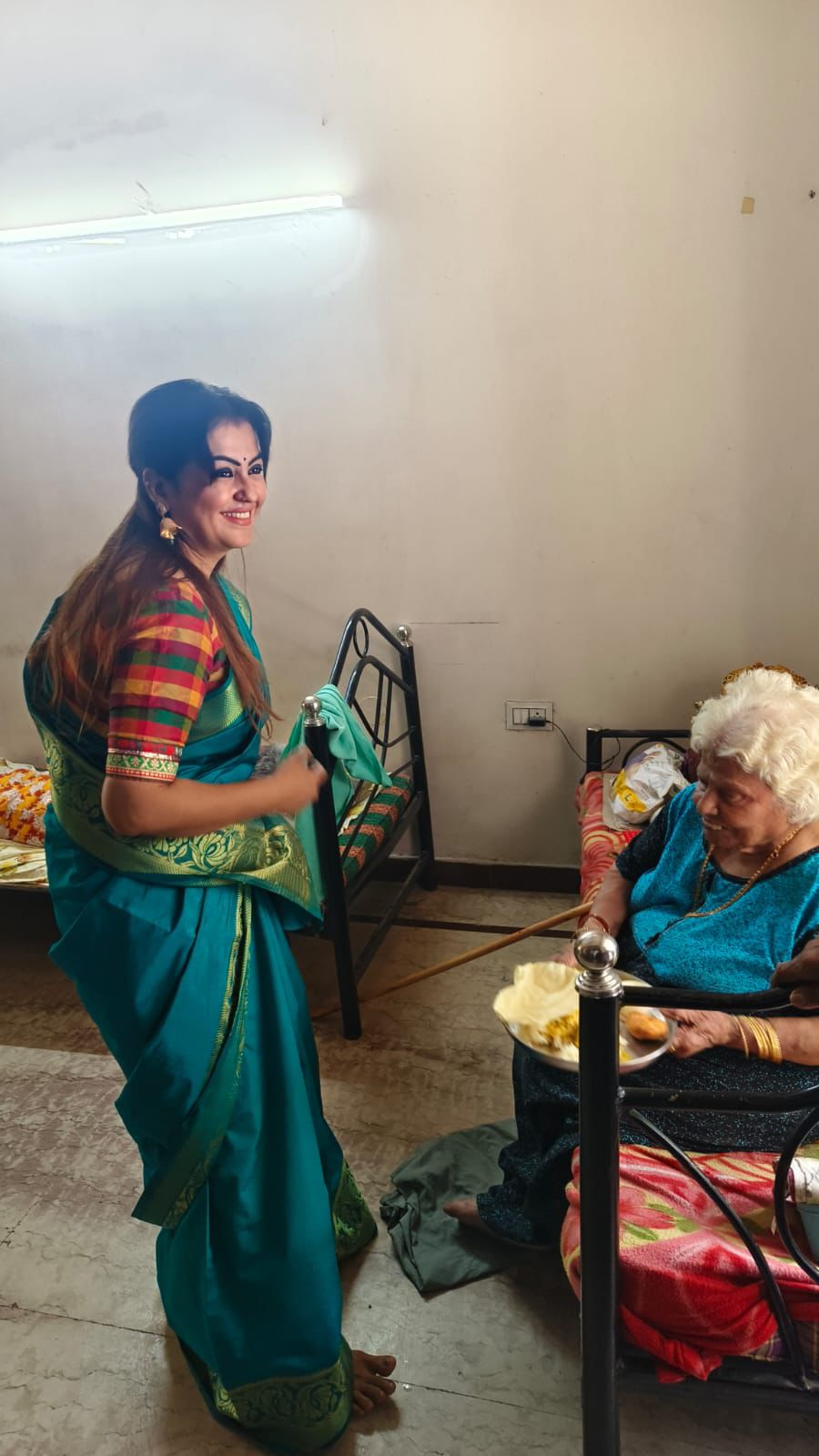 You are currently viewing தனது பிறந்தநாளில் முதியோரிடம் ஆசிபெற்ற நடிகை சோனா!