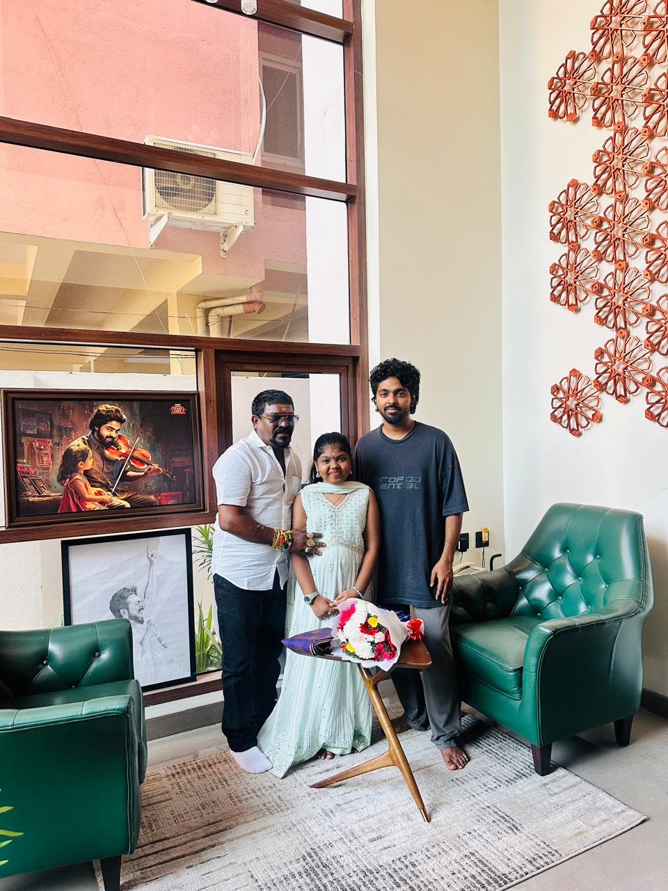 பிரபல இசையமைப்பாளர் ஜீ.வி. பிரகாஷ்   பிறந்தநாளில் பின்னணிப் பாடகர் வேல்முருகன் தங்கச் சங்கிலி அன்பளிப்பு!
