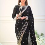 நடிகை சிம்ரனுக்கு SIIMA 2026-ல் சிறந்த நடிகைக்கான விருது – ‘Tourist Family’ மூலம் மீண்டும் தனது நடிப்புத் திறனை நிரூபித்தார்.